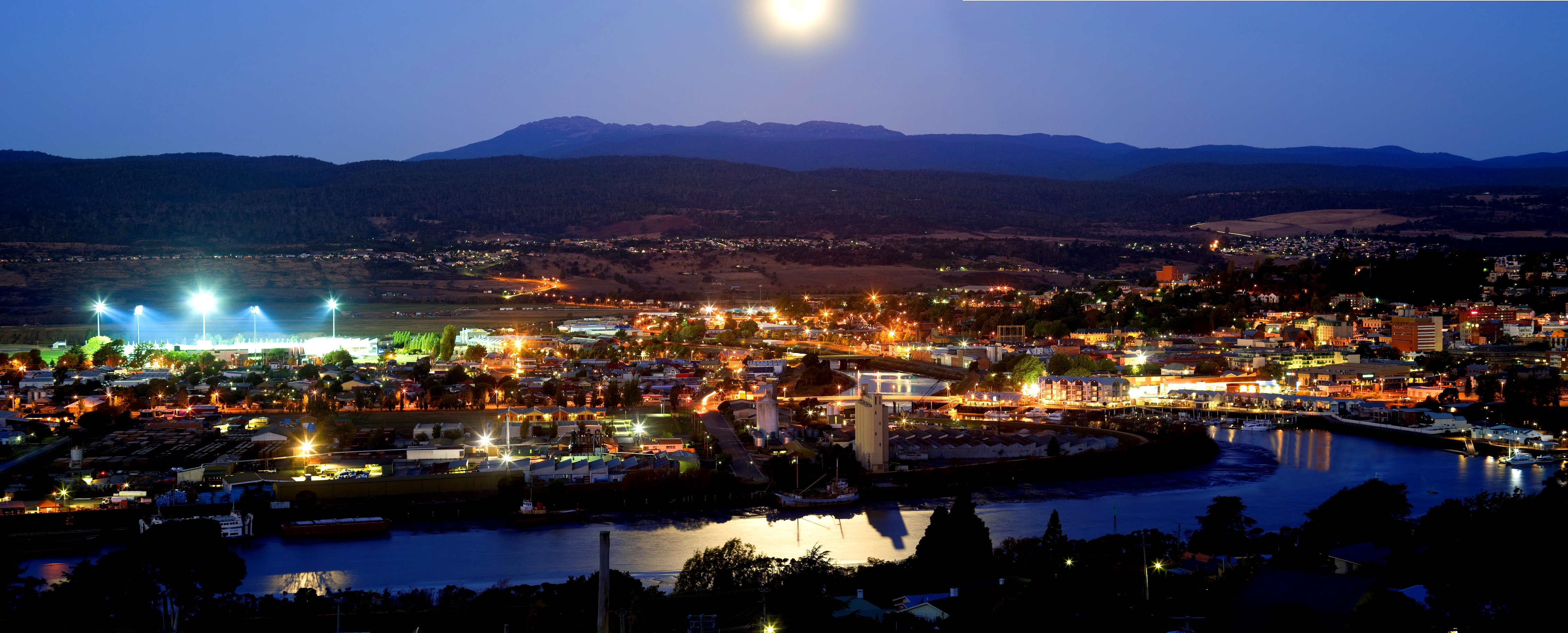 Night view of Launceston and the kanamaluka/Tamar estuary from Trevallyn Night view of Launceston and the kanamaluka/Tamar estuary from Trevallyn